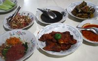 Puasnya Menyantap Ayam Taliwang dan Sambal Beberuk Khas Lombok!