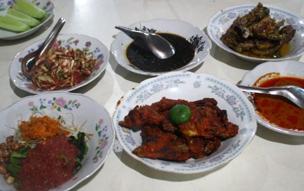 Puasnya Menyantap Ayam Taliwang dan Sambal Beberuk Khas Lombok!