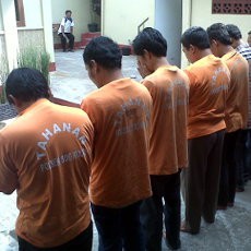 Polisi Ringkus 10 Pria yang Berjudi di Lapangan Sekolah