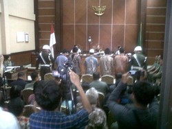 Perintah Tepuk Tangan dan Teriakan Dibantah oleh Terdakwa