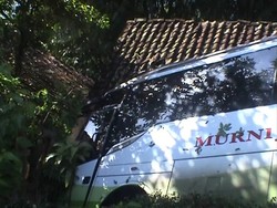 Bus Yogya-Jakarta Hantam Rumah di Garut, Beberapa Penumpang Luka Ringan