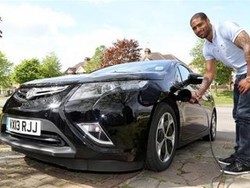 Glen Johnson Dapat Mobil Listrik