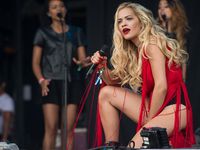 Merah Membara Rita Ora