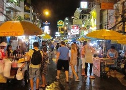 Pasar Malam di Bangkok, Surga Banget Buat Wisatawan