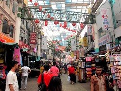 Belanja Oleh-oleh di Kuala Lumpur, ke Petaling Street Saja