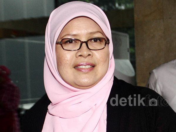 Istri Pertama Jenguk Rusli Zainal