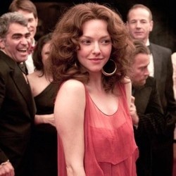 Trailer Perdana Lovelace Perkenalkan Amanda Seyfried sebagai Ikon Bintang Porno