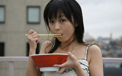 Terbukti Pria Lebih Suka Melihat Wanita Makan Banyak Sayur