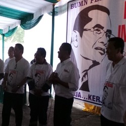 Dahlan Iskan Atraksi Gigit Batang Sorgum di Tangerang