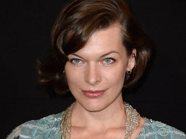 Gaya Simple Milla Jovovich di Paris Fashion Week