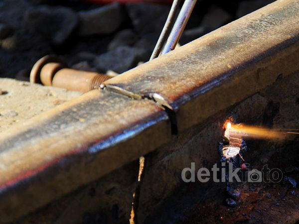 Rel KA di Porong Putus