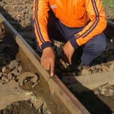 Rel Kereta Api di Porong Putus