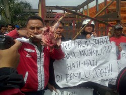 Protes Kenaikan Harga, Pedagang Aksi Makan Ayam Mentah di Gesat 