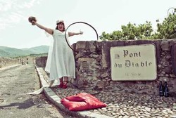 Disorientasi Seksual, Wanita Ini Menikahi Jembatan Berumur 600 Tahun