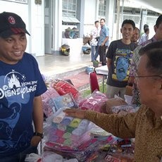 Jaga Stand, Gayus Sapa JK 