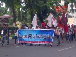 Mahasiswa dan Aktivis LSM Demo Pertemuan APEC di Medan