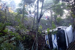 Ditabrak Dari Belakang, Truk Fuso Masuk Jurang Sedalam 6 Meter di Banyumas