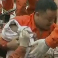 Nenek Ini Tewas karena Selamatkan Cucu dari Tanah Longsor