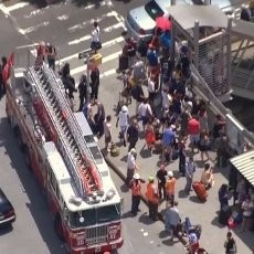 Gara-gara Menabrak Kasur di Rel, Kereta Komuter New York Terbakar