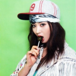 Belajar Gitar, Yuri SNSD Ingin Akustikan di Konser