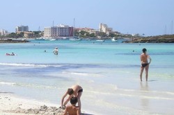 Musim Panas, Hotel Bugil di Spanyol Kebanjiran Turis