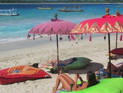 Bikini, Pantai, dan Matahari di Gili Trawangan