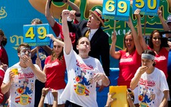 Lagi-lagi Joey Chestnut Pecahkan Rekor Makan Hot Dog!