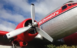 Wah, Asyiknya Bisa Makan BigMac di Dalam Resto Pesawat!