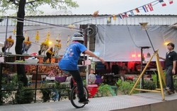 Di Resto Ini Pengunjung Bisa Lihat Atraksi Ayam Terbang!