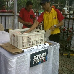Pasar Murah di Sarinah Thamrin, 300 Ayam Dijual dengan Harga Miring