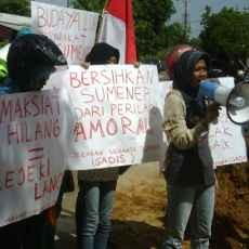 Puluhan GADIS di Sumenep Demo Satpol PP