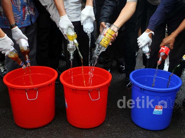 Jelang Ramadan, Ribuan Botol Miras Dimusnahkan