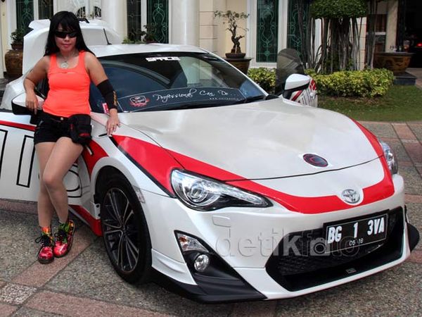 Eva Suka Menggeber Mobil