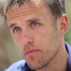 Neville Tak Bisa Tolak Tawaran Moyes