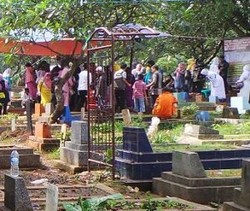 Pemakaman Ramai Peziarah, Waspadai Copet!