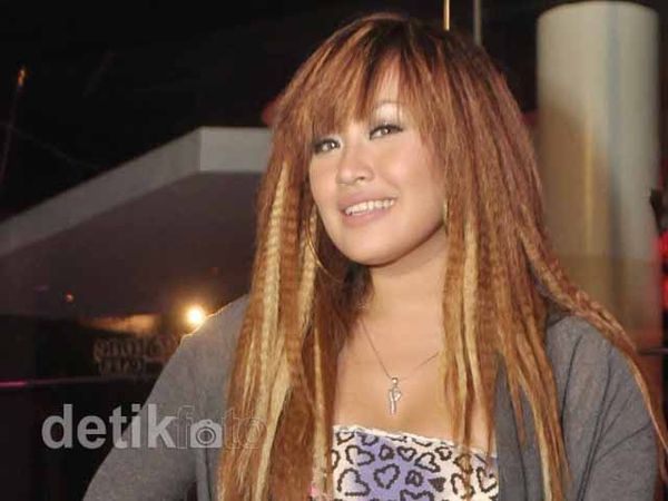 Rambut Pirang Pinkan Mambo