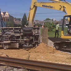 Truk Pengangkut Tanah Urug Terguling di Proyek Double Track KA