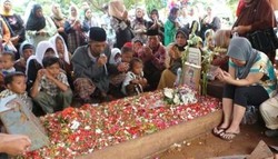 Jelang Ramadan, Makam Uje Dipadati Peziarah
