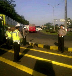 Demo Sopir Bus di Gerbang Tol Jagorawi, Arus Dialihkan