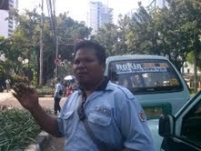 Tuntut Kenaikan Tarif, Puluhan Sopir Mikrolet Demo di DPRD DKI