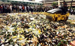 Polisi Musnahkan 7 Ribu Botol Miras dan Narkoba di Makassar