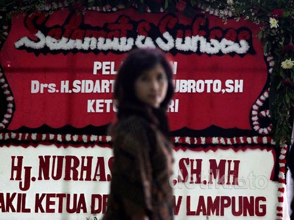 Karangan Bunga untuk Sidarto Penuhi Gedung DPR