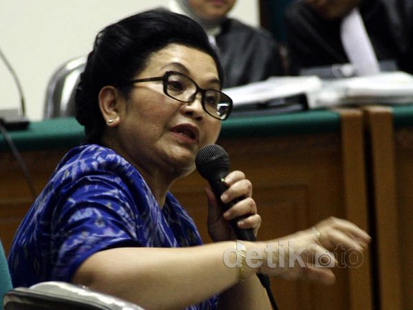 Siti Fadilah Bersaksi untuk Ratna Dewi Umar