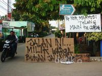 Warga Tanah Baru Blokir Jalan Rusak