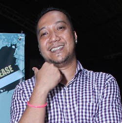 Bona Pascal Eksis Lewat Laki-laki