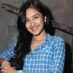 Mikha Tambayong Jadi Artis karena Ibunda