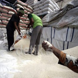 Produksi Beras RI Surplus 5 Juta Ton Tahun Ini, Tapi Kok Masih Impor?