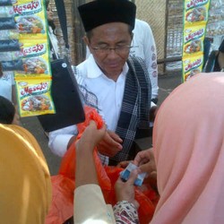 Ini Gaya Dahlan Iskan Saat Jualan Sembako di Pasar Murah