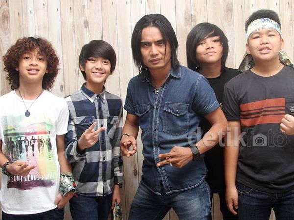 Coboy Junior Featuring Charly Setia Band
