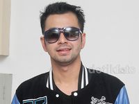 Gaya Raffi Ahmad Berkacamata Hitam